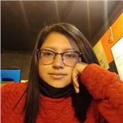 Profesora ayuda a reforzar conocimientos en matemáticas